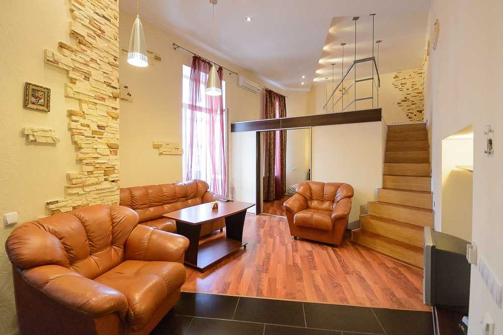 Подобово 1 к з балконом, Майдан Незалежності, центр