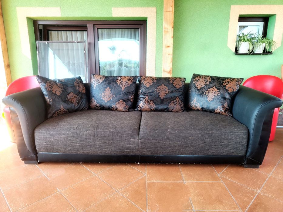 Rozkładana brązowa sofa