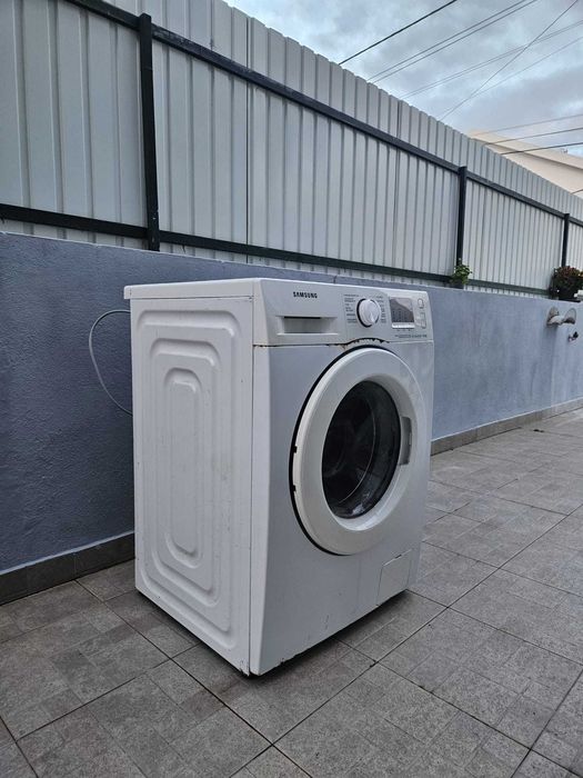 Máquina de lavar a funcionar, com avaria