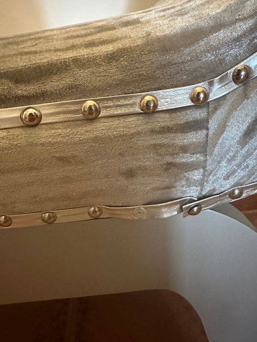 Banqueta cinza com tachas