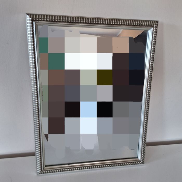 Lusterko w srebrnej ramce