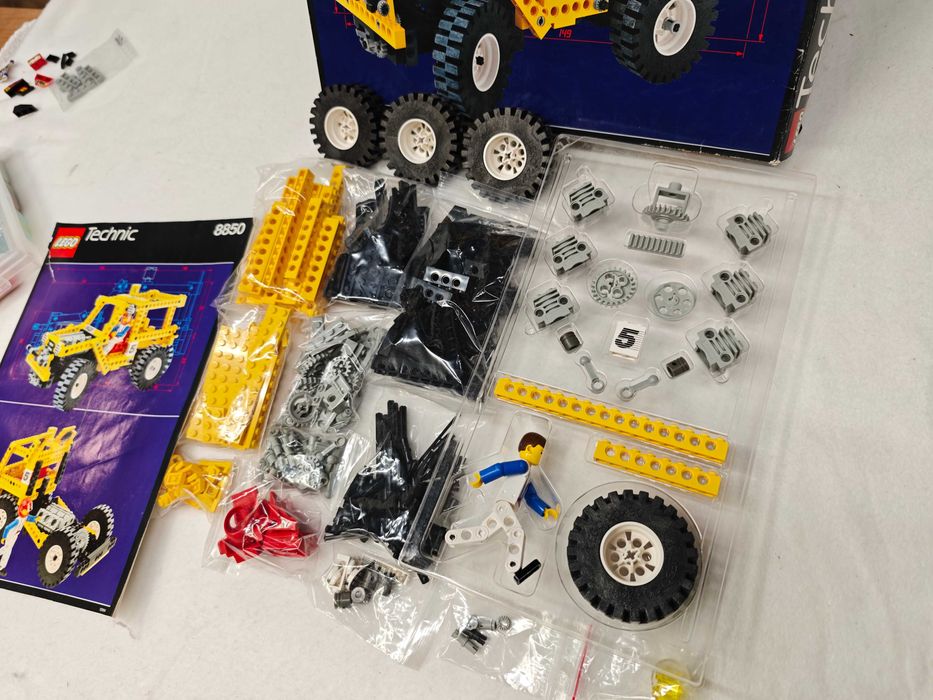 Lego Technic 8850 "Rally Support Truck"; 1990; [231]