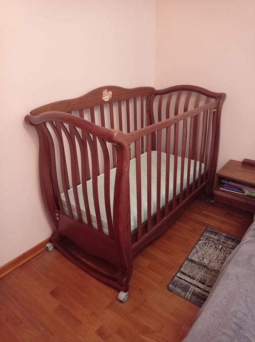 Дитяче ліжечко дерев'яне