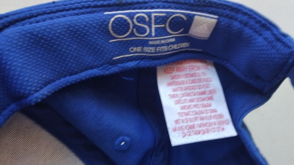 Кепка Адидас ОРИГ!(пятно это просто вода не успевшая высохнуть )