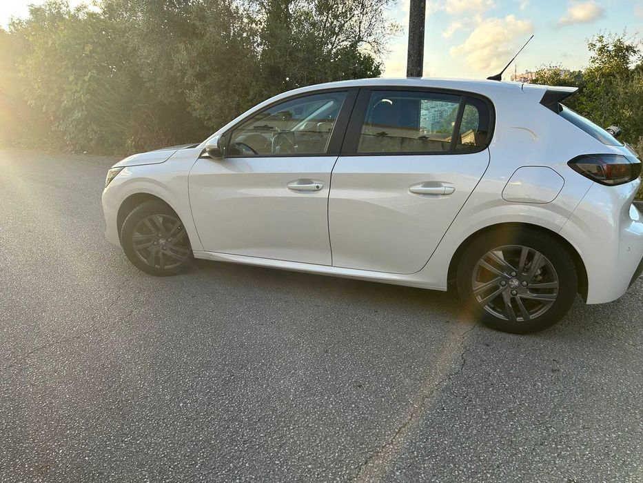 Peugeot 208 2021