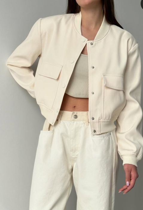 Бомбер молочного кольору