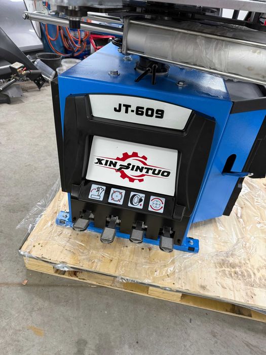 Pneumatyczna montażownica do opon z blokadą JT-609