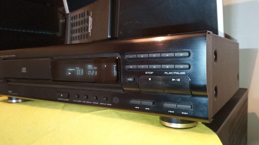 Leitor de Cd's kenwood com comando.