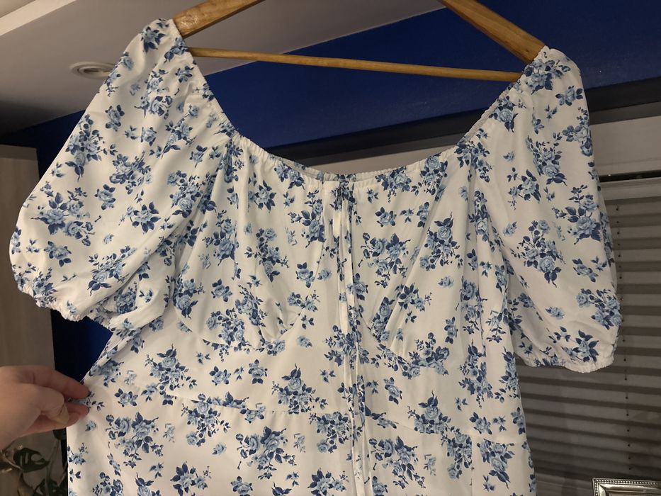 Sukienka zwiewna taliowana midi z bufiastymi rekawkami z gumeczkami