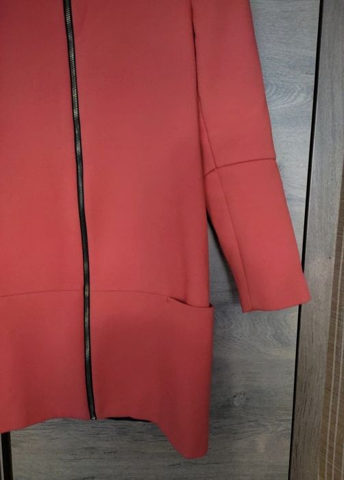 Elegancki płaszcz jesienny koralowy Zara S