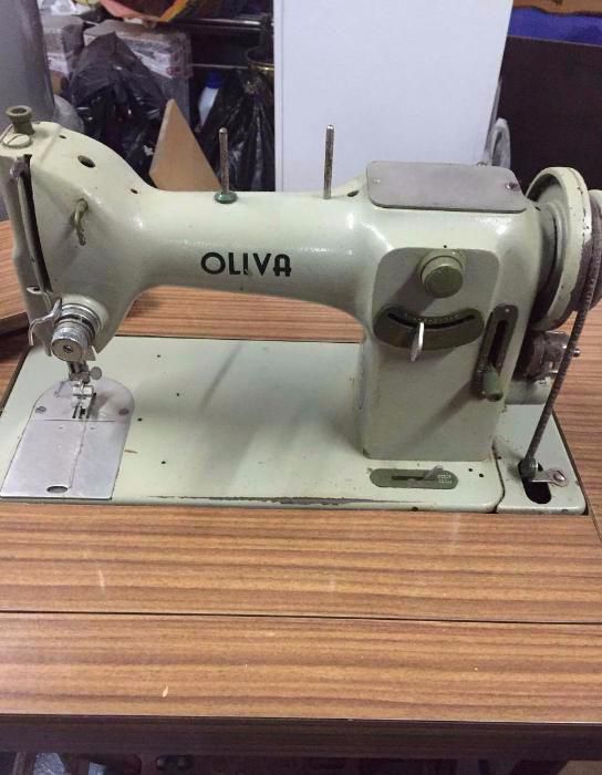 Máquina de Costura OLIVA de 1975 com motor e pedal