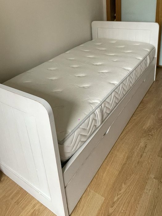 Cama branca de solteiro em madeira maciça com estrado e colchão