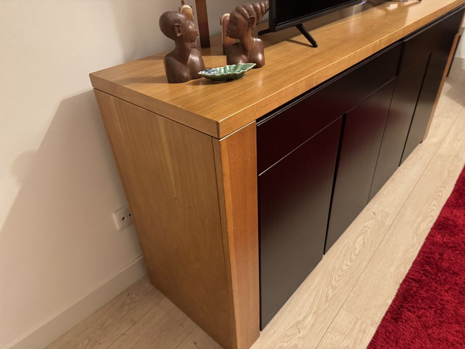 Mesa e aparador de madeira maciça