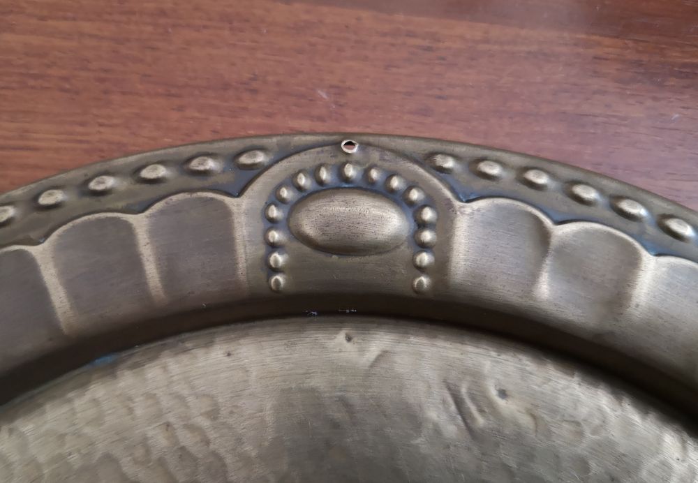 Taca Art Deco, mosiądz młotkowany, stara patyna, średnica 35 cm.