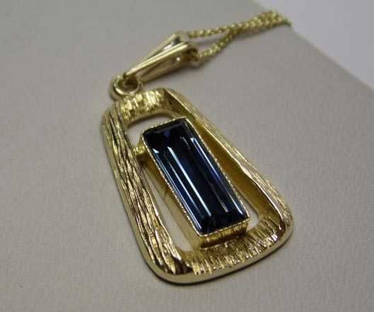 Przedwojenna nowa zawieszka błękitny kamień + łańcuszek.