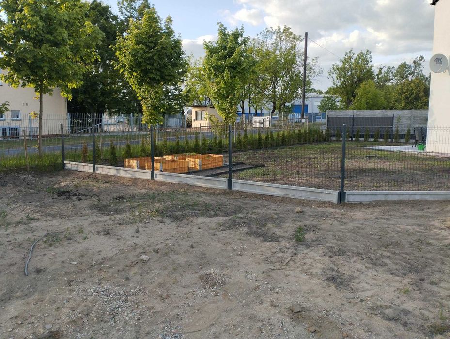 Montaż płot panelowy gabionowy betonowy siatka leśna