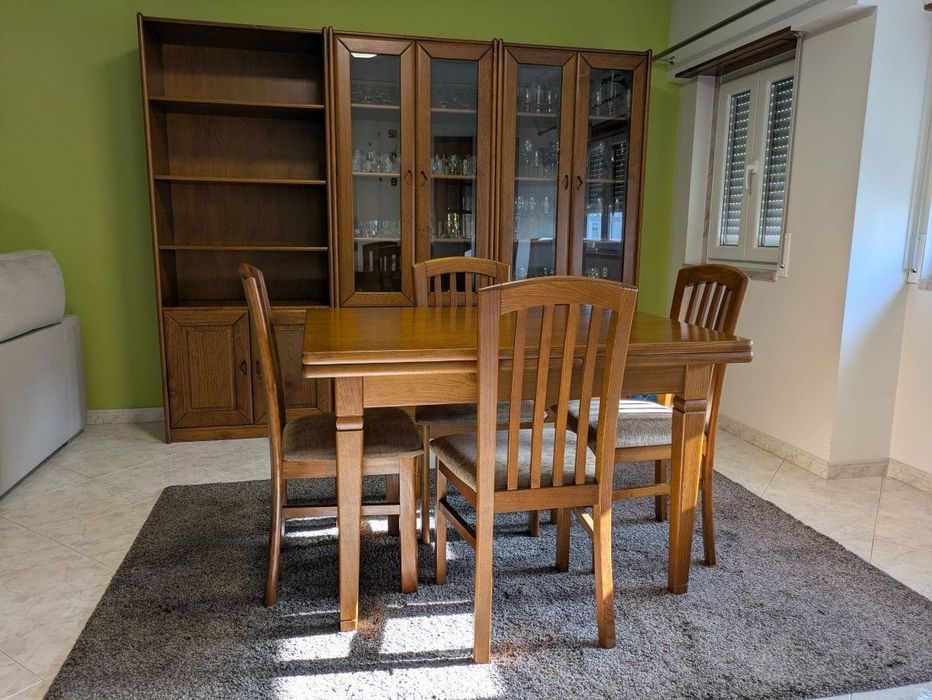 Conjunto de Mobiliário em Pinho Mel