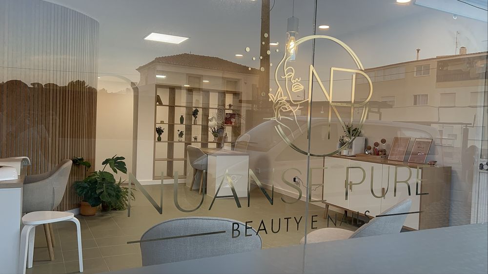 Manicure, tecnica de unhas.