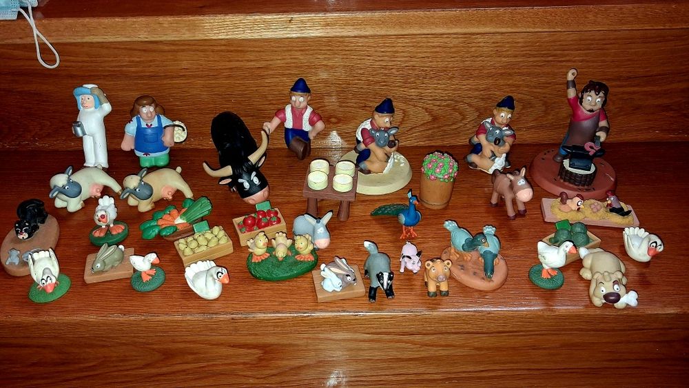 Brinquedos muitos animais da quinta em bom estado