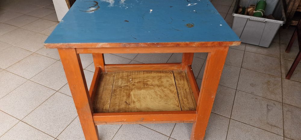 Mesa de apoio azul