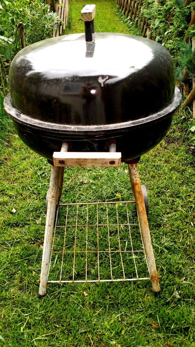 Grill na kółkach okrągły pokrywka czarny