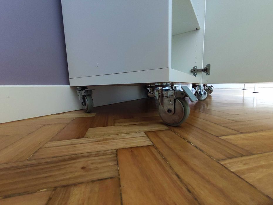 BESTA - duas estantes , com portas e rodízios, brancas, IKEA