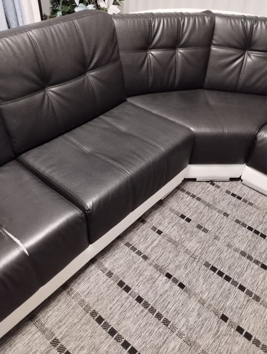 Sofa em formato L com alguns danks