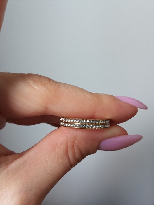 Obrączka z cyrkoniami złota stal nierdzewna r. 8 1,9mm średnicy piękna