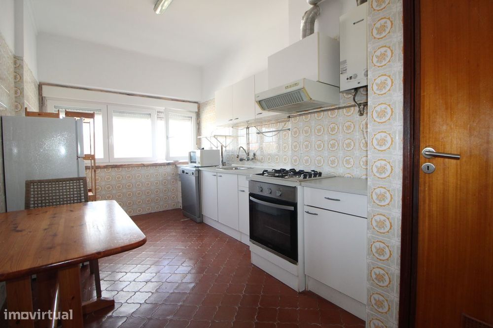 Apartamento T2 com varandas e ótima exposição solar