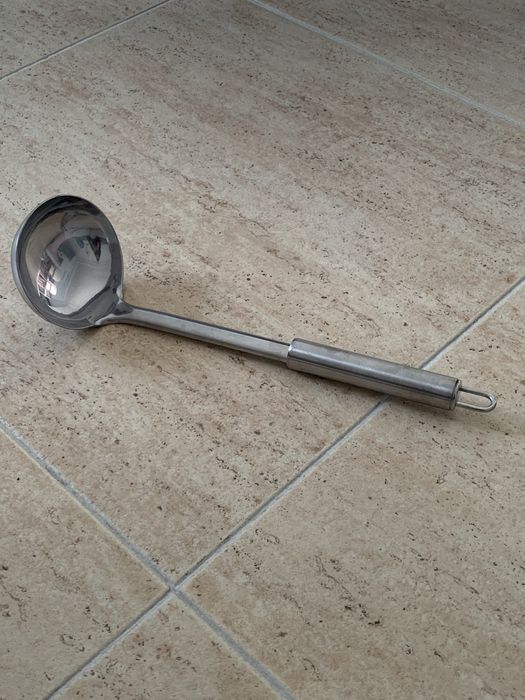Colheres de pau, concha, sacos congelamento, marmita, copo com tampa, pega de forno - tesoura de salada - separador de talheres - dou 0€