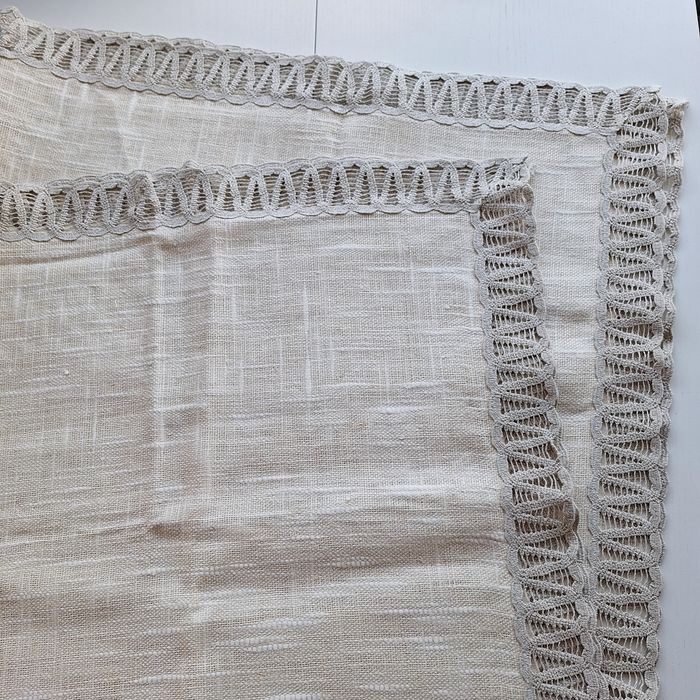 Lniany, beżowy obrus z ażurkową koronką wokół, wymiar 130cm x 140cm,