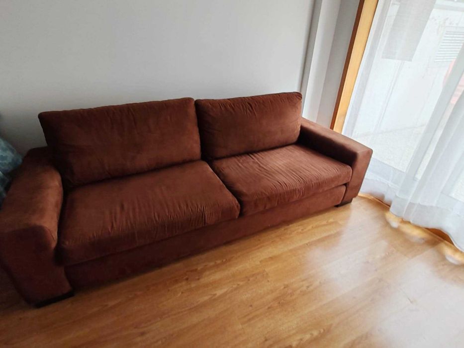 Vendo sofá em veludo castanho em bom estado de 3 lugares na zona de Gondomar, com urgência 150 euros negociaveis