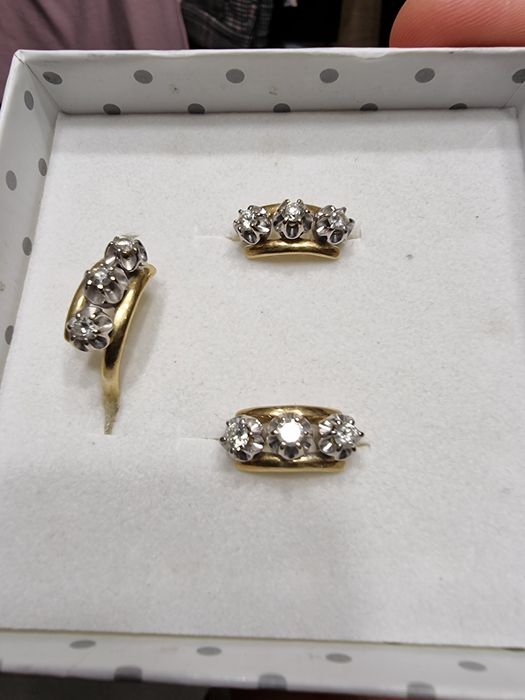 Złote kolczyki i pierścionek z diamentami