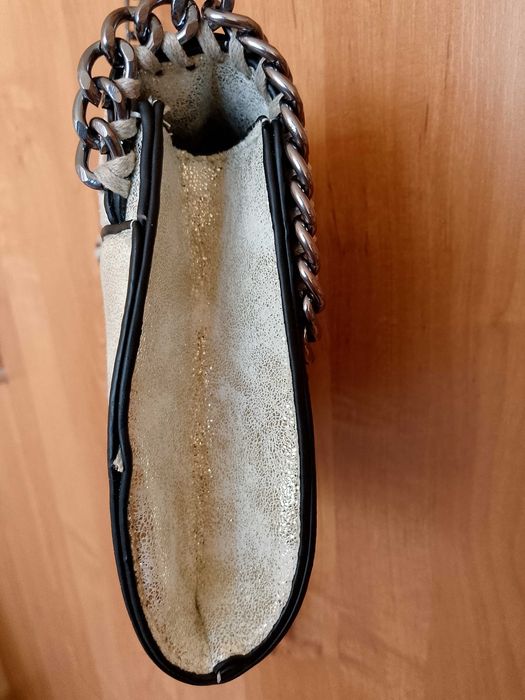 Torebka damska listonoszka imitacja zamszu z metalowym łańcuszkiem.