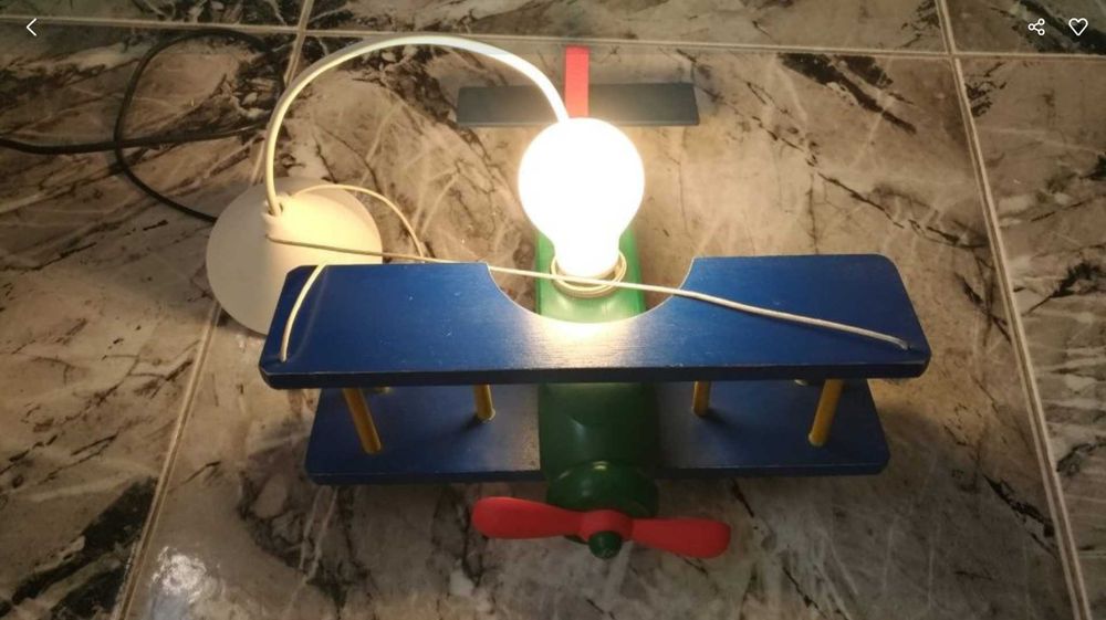 Candeeiro em forma de avião, ideal para decorar um quarto.