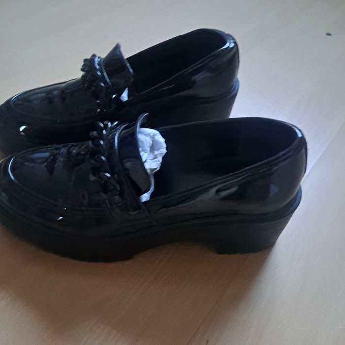 Czarne lakierowane mokasyny