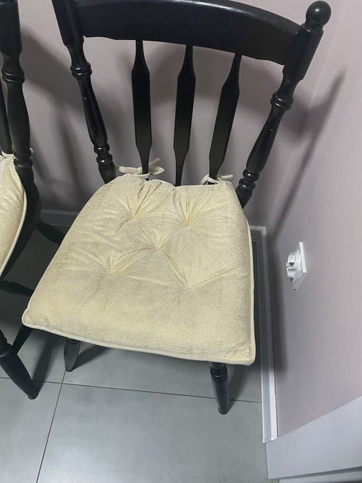 Krzesla drewniane  4 sztuki