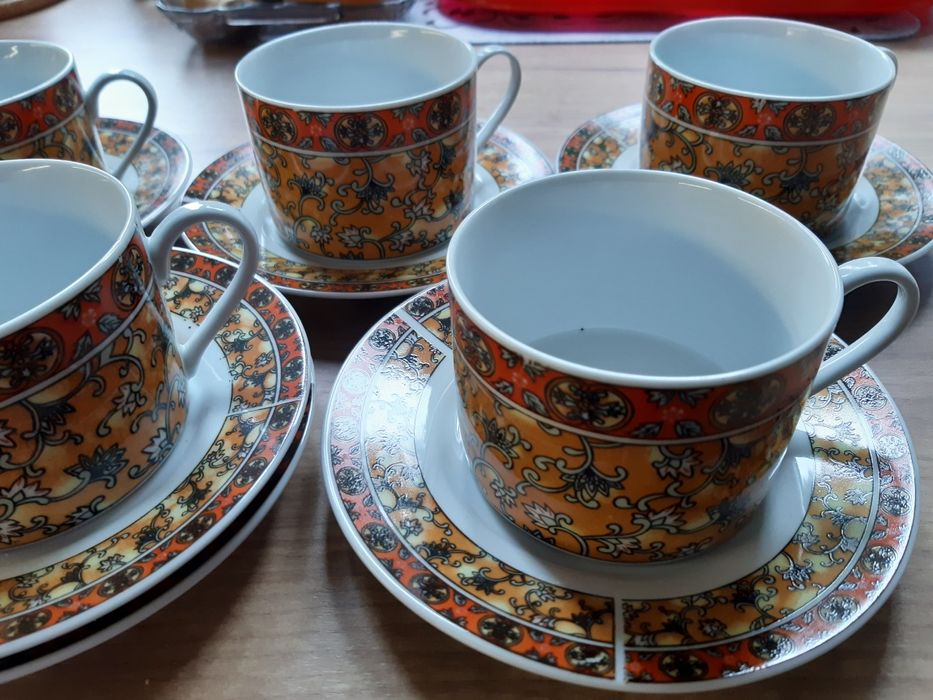 Filiżanki z talerzykami.