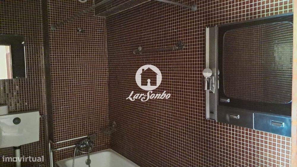 Apartamento T2, na zona da Rua Costa Cabral, junto ao Metro, dispon...