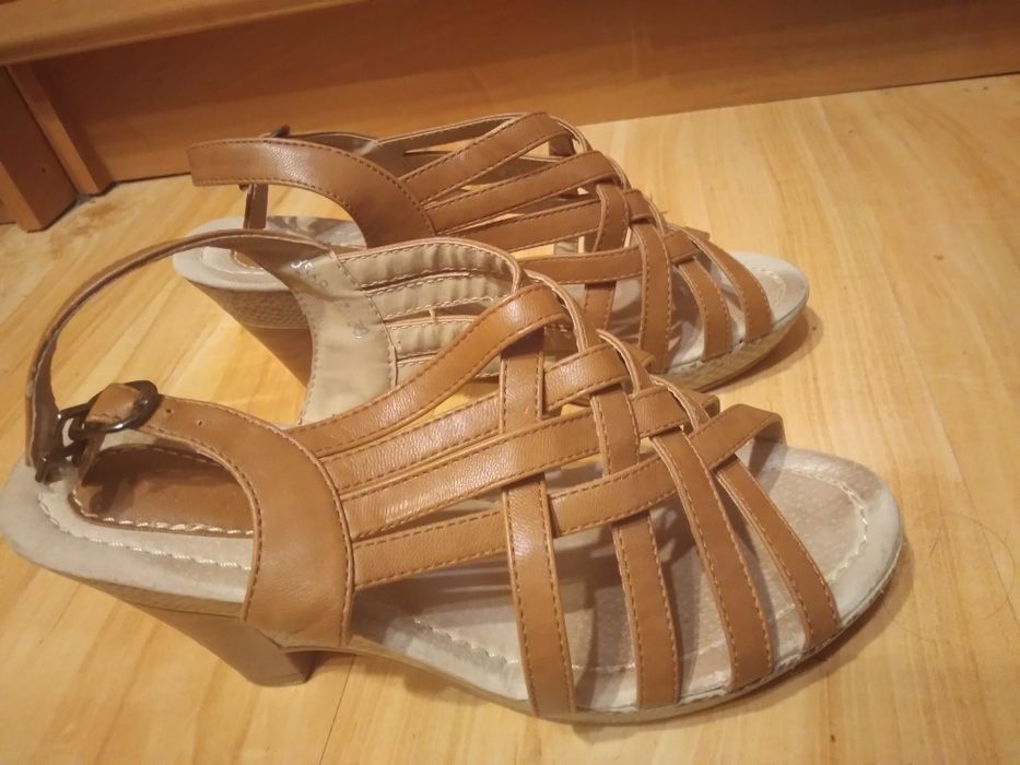 Letnie buty damskie na koturnie 38