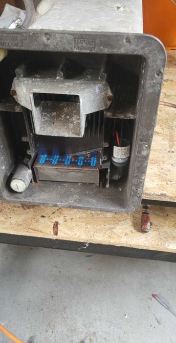 Bojler gazowo elektryczny Carver Cascade przyczepa kempingowa kamper
