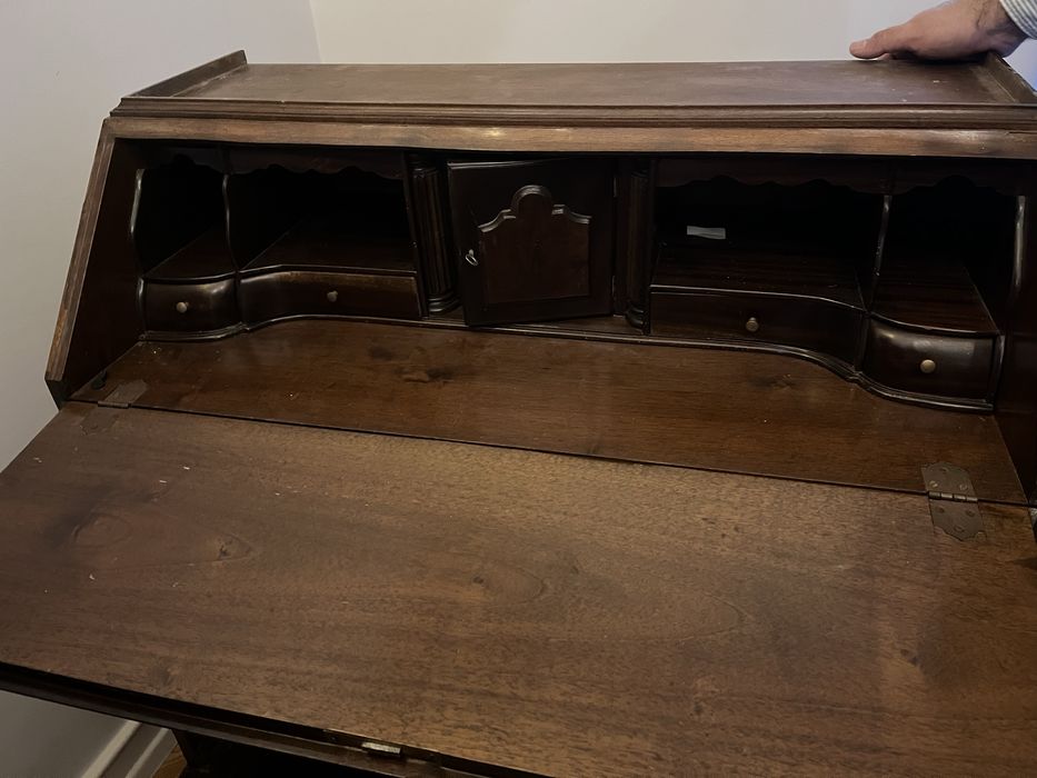 Vitrine-secretaria de madeira