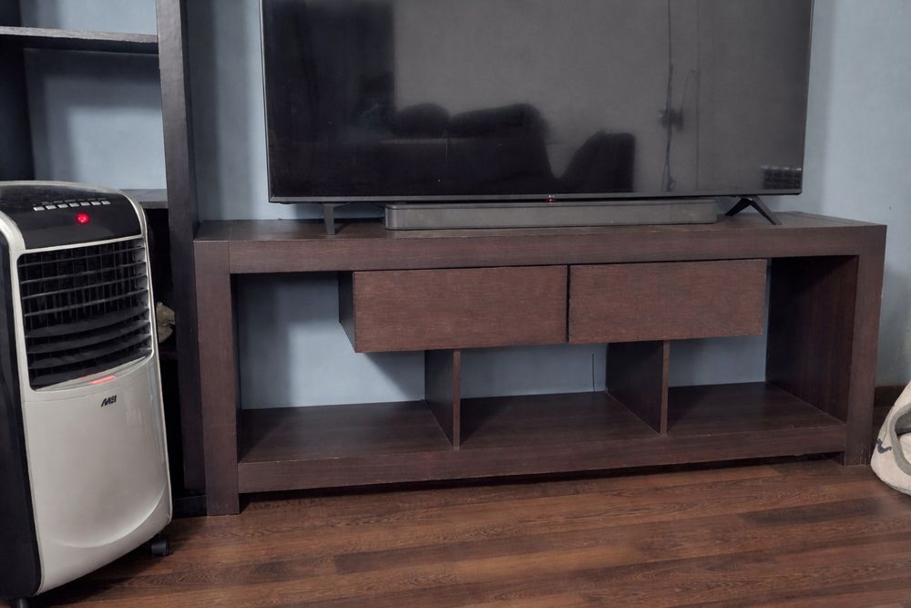 Móvel de TV em madeira maciça GATO PRETO