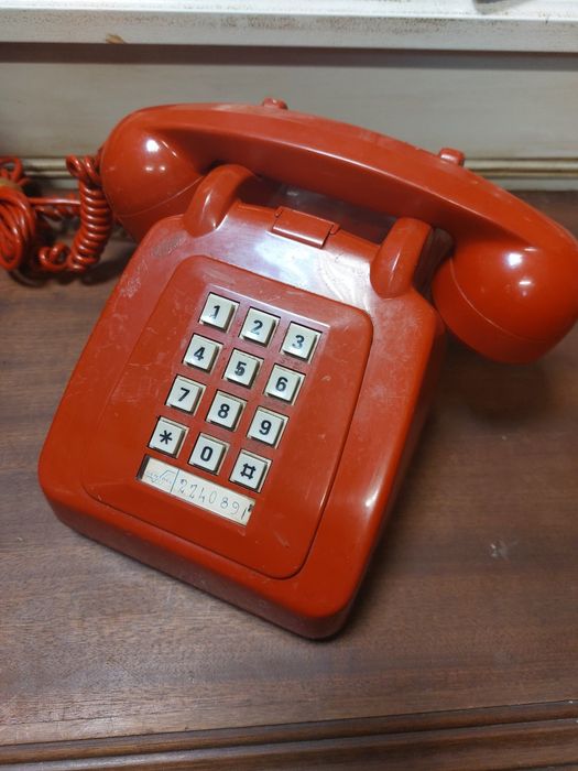 Antigo telefone de teclas com teclado numérico 

Com um design c