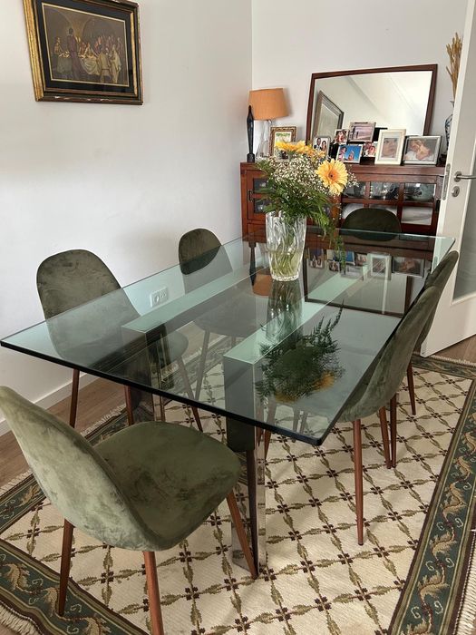 Mesa de vidro com pé em metal