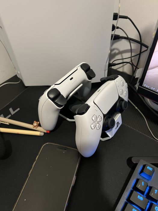 Vendo ps5 de disco com 2 comandos base de carregamento  e 2 jogos