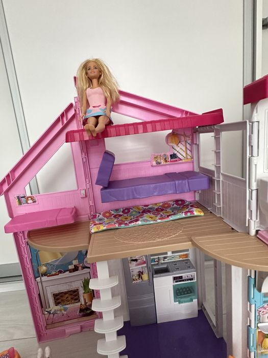 Domek Barbie Malibu z akcesoriami, lalkami plus pudełko