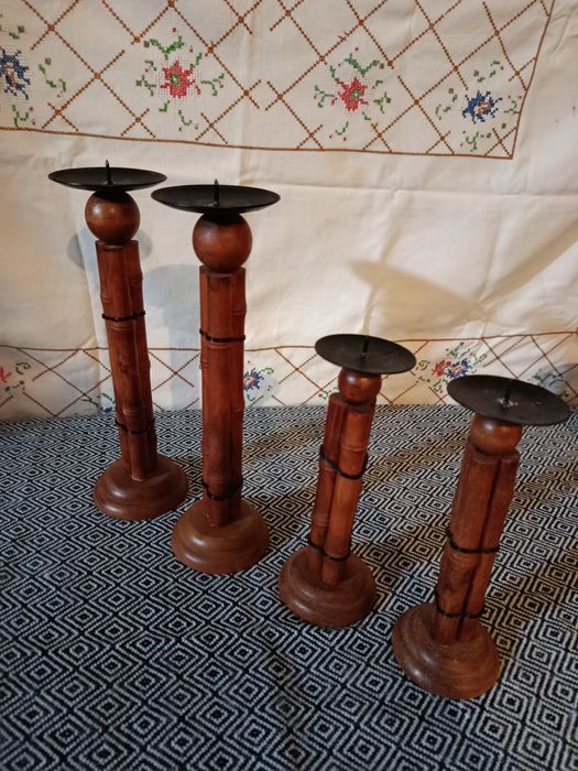 Casticais em madeira. 4 castiçais. Tudo 25.