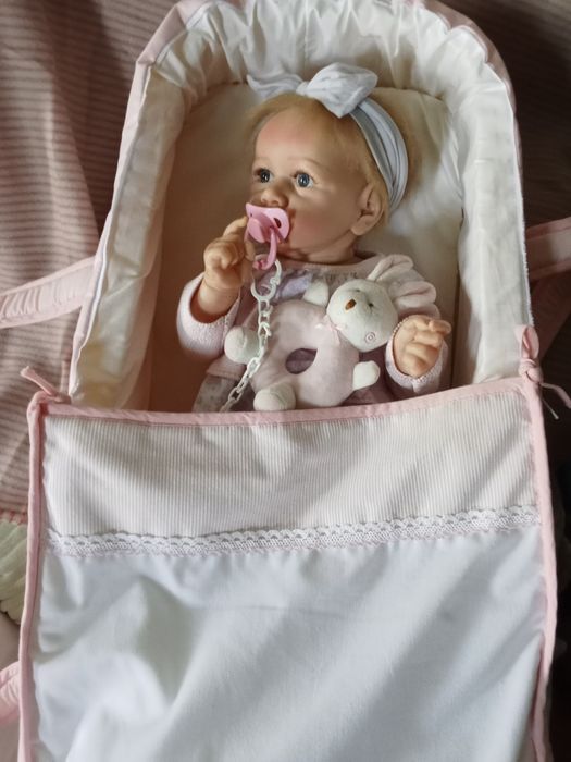 Boneca bebe reborn com alcofa