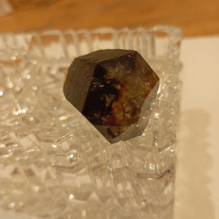 Cyrkon, minerał, kryształ.